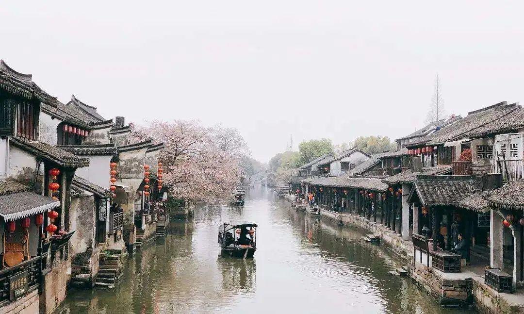 房玄龄的儿子房遗爱,妻子高阳公主与和尚有染,他在旁边帮忙把风